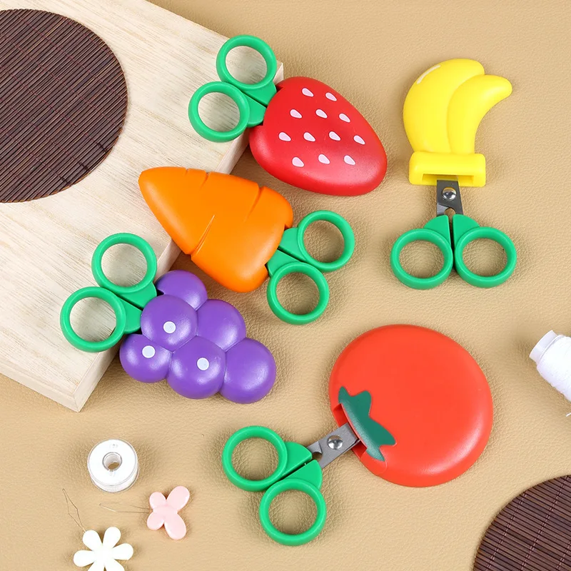 1 قطعة مقص الفاكهة الصغيرة مع ملصق مغناطيسي مغناطيس الثلاجة الجزرة الفراولة الموز لطيف مقص صغير آمن