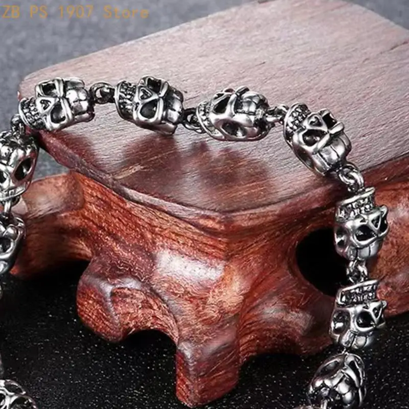 Stylish Skull Bracelet Fashionable for Motorcycle Riders And Music Lovers 55KA