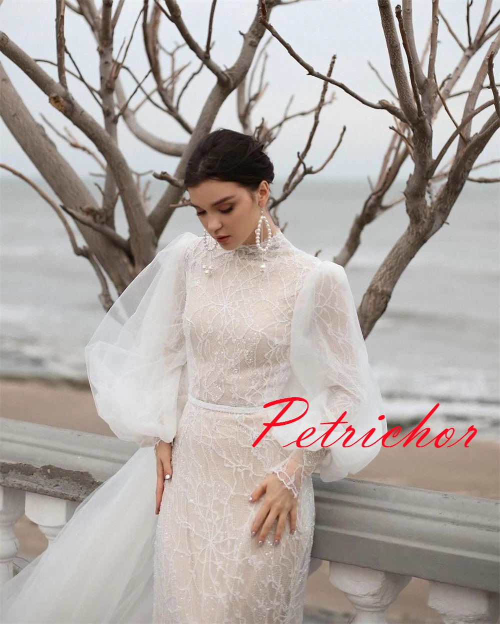Customized High Quality White Tulle Wedding Dress Temperament Crew Neck Long Sleeves Bridal Gowns Chapel Train Zipper Back Dress