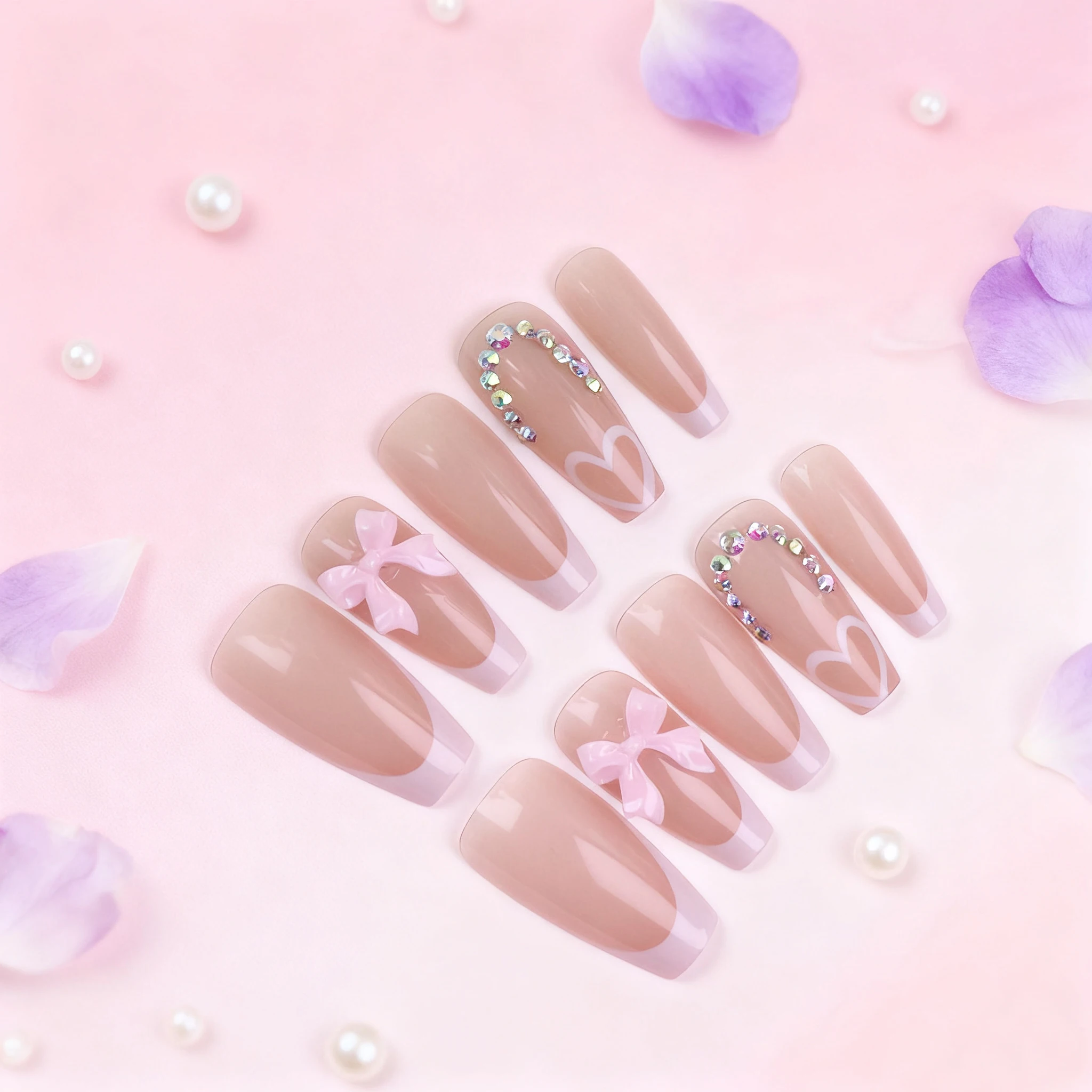 เล็บปลอมทรงโลงศพขนาดกลางสีขาวแบบฝรั่งเศส 10 ชิ้น พร้อมโบว์ 3 มิติ และดีไซน์รูปหัวใจ ประดับเพชรอะคริลิกวิบวับ