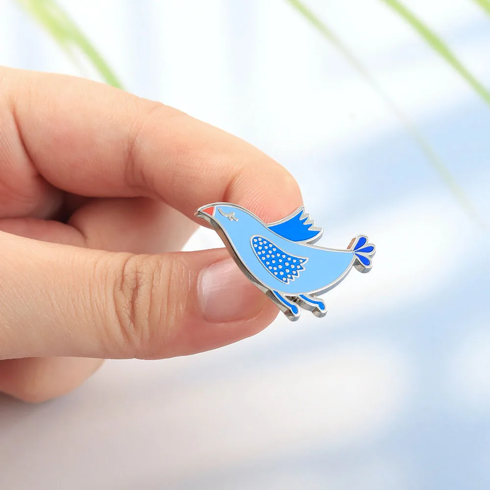 Kreative, niedliche fliegende Vogel-Broschen, minimalistische nordische blaue Vogel-Emaille-Anstecknadeln, Volkskunst-Tierabzeichen, Rucksack-Reversnadel, Schmuckgeschenk – Detail 6