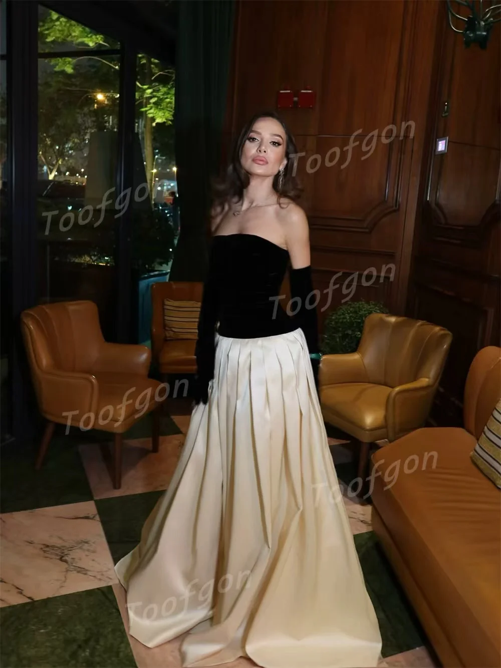 ทูฟกอนชุดราตรีเกาะอกสีดำสีขาวแขนยาวสั่งทำพิเศษทรงเอไลน์ผ้าซาตินเนื้อนุ่มชุดราตรีงานเลี้ยงงานพิธีการ
