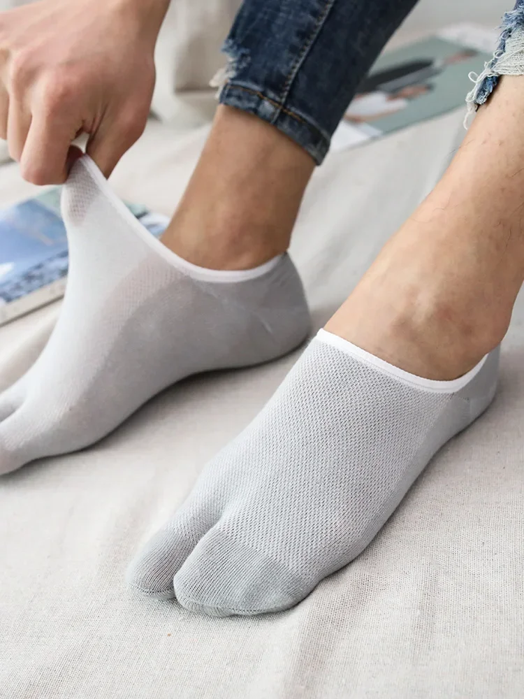 5 Pairs of Men's Summer Invisible Two-finger Socks  Thin Mesh Breathable Two-toe Boat Socks Solid Color