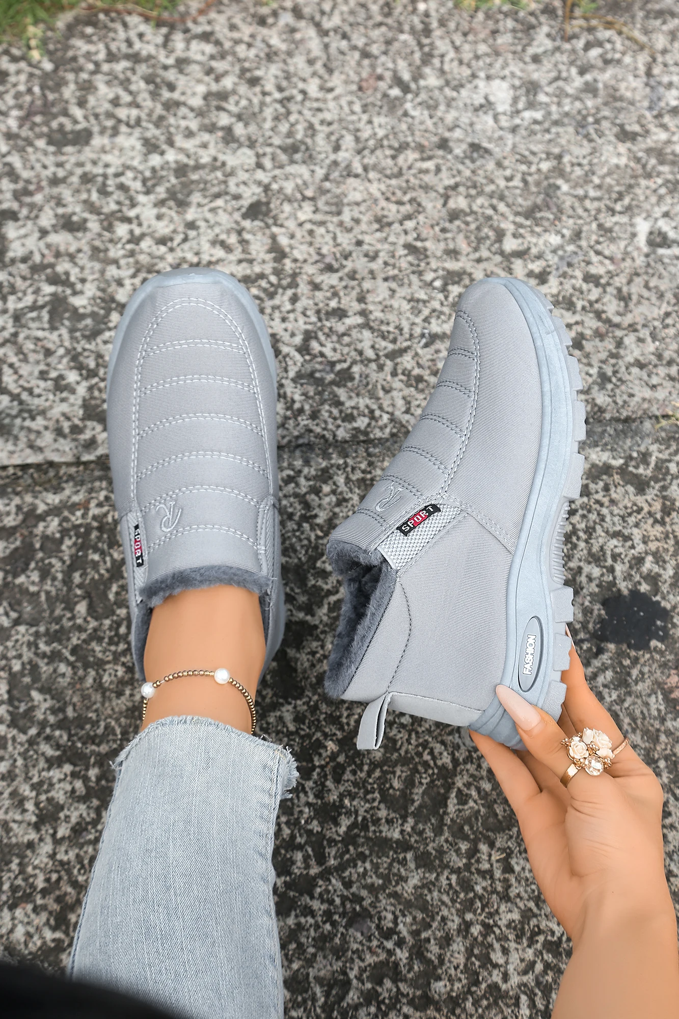 Gemütliche Damen-Wintersneaker mit Fellfutter, rutschfeste, dicke Sohle, bequeme Stiefeletten, einfach anzuziehende warme Schuhe für kaltes Wetter. – Detail 25
