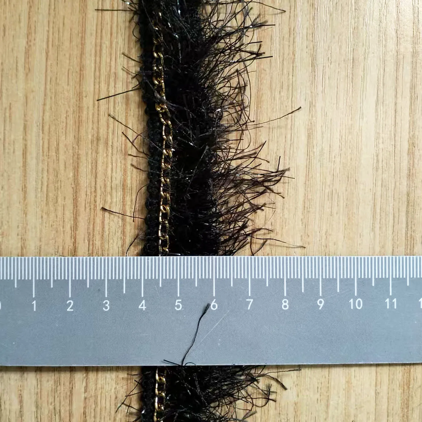 3 Meter langes schwarzes Kunstfeder-Quastenband für Kleidung, DIY-Zubehör – kleiner Duft-Stil, flauschige Kante mit goldener Metallkette – Detail 2