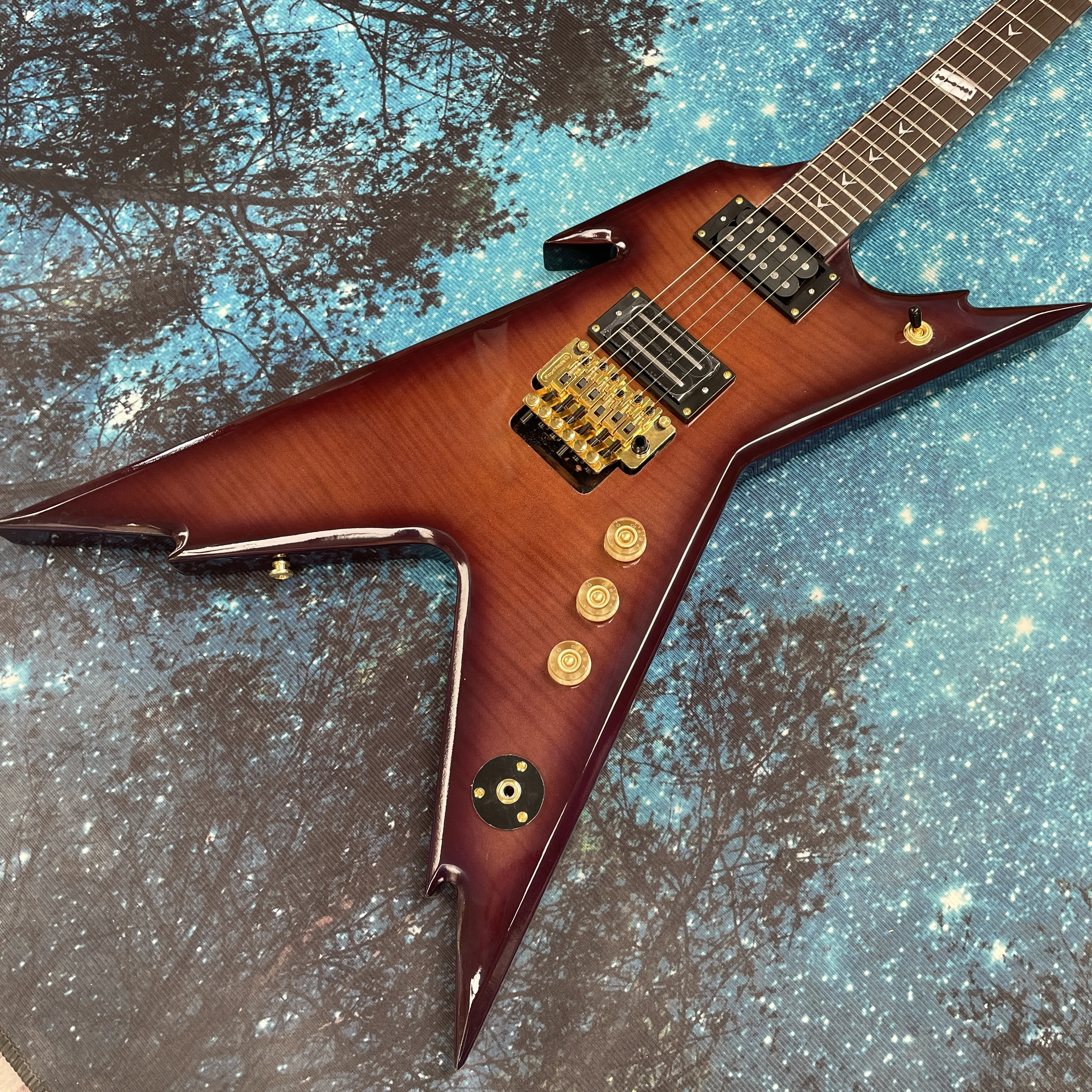 

Электрогитара с 6 струнами, градиентным цветом в стиле тигровых полос, грифом из палисандра, золотой фурнитурой.