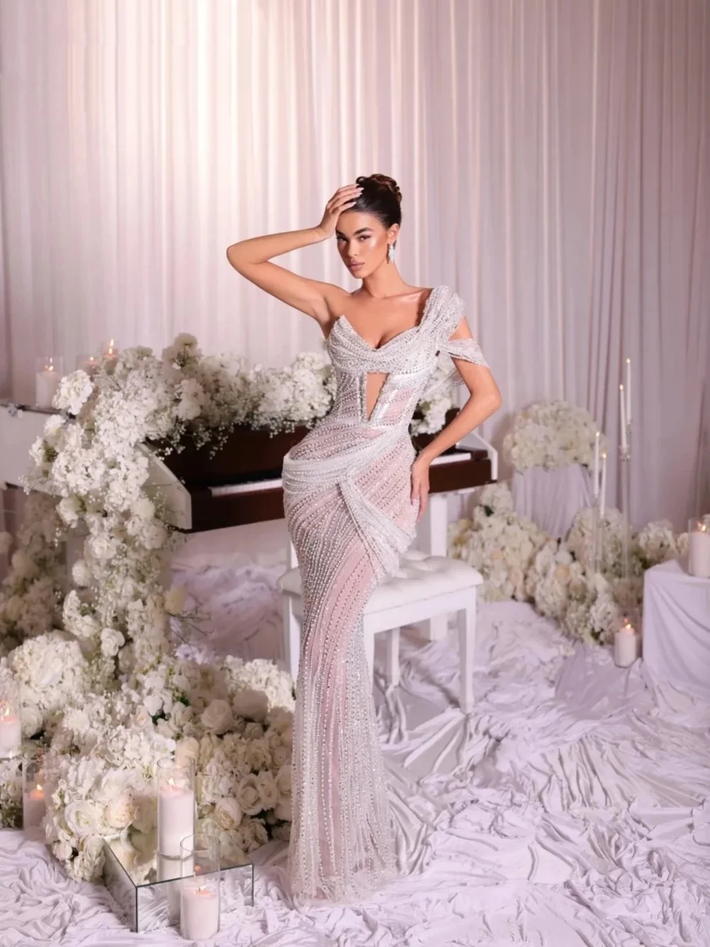 Robe de mariée sirène de styliste, asymétrique épaule dénudée, sans manches, avec perles et paillettes, avec traîne de balayage, sur mesure