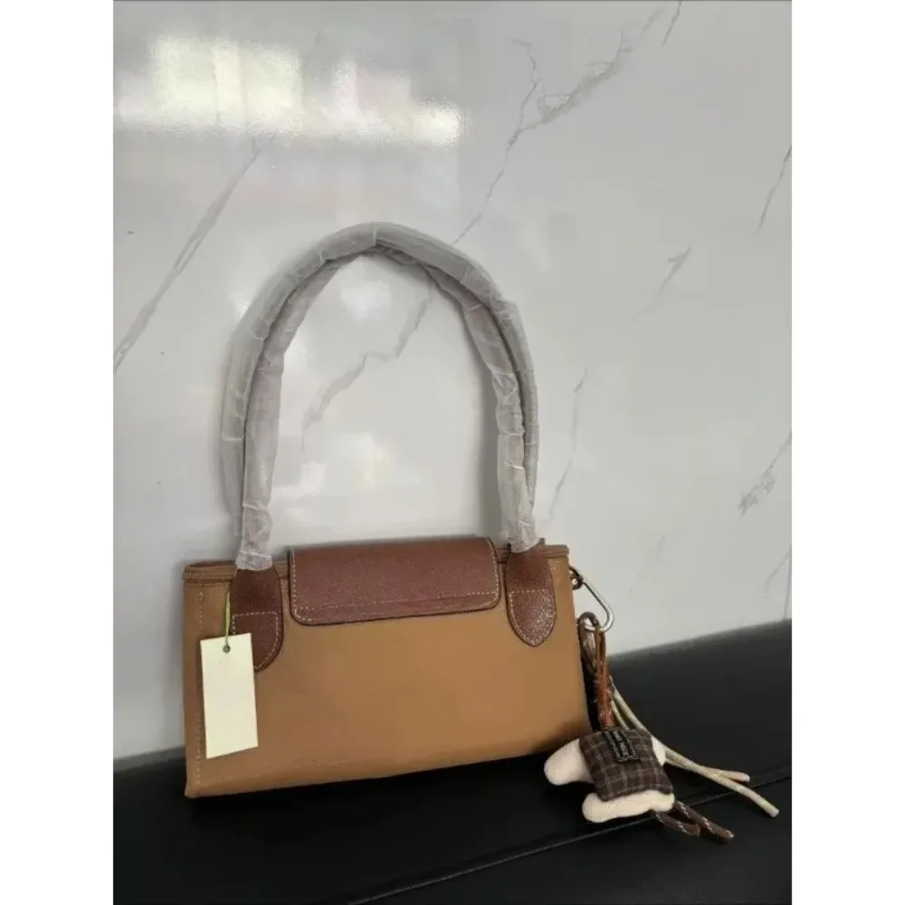 في عام 2026، حقائب وحقائب الأم النسائية الرئيسية متعددة الوظائف والكبيرة Y2K، تتميز بتصميمات زخرفية ناعمة وكلاسيكية