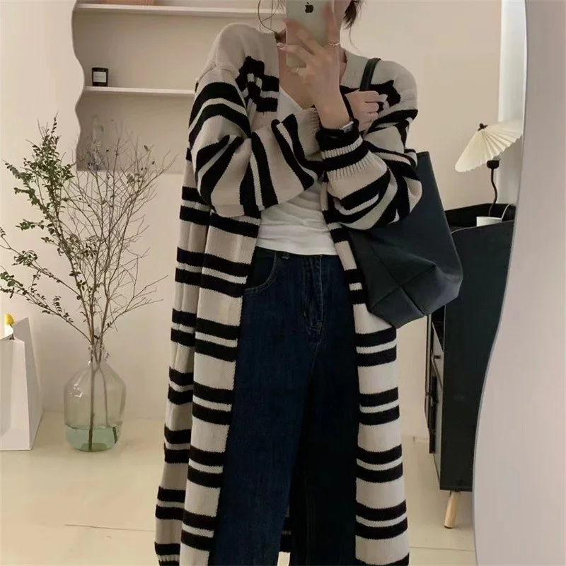 

Женские удлиненные кардиганы на осень-зиму: элегантные, приталенные, с пуговицами, бахромой, градиентным эффектом и нежным узором в горошек