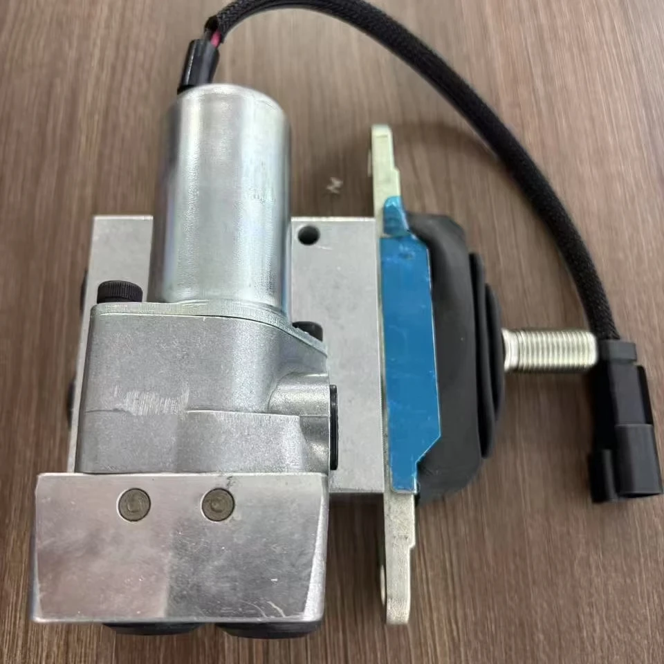 油圧パイロットバルブ ペダルバルブ 702-16-04290 掘削機フットバルブ ブレーカー PC200 PC400-8 PC350-8MO用