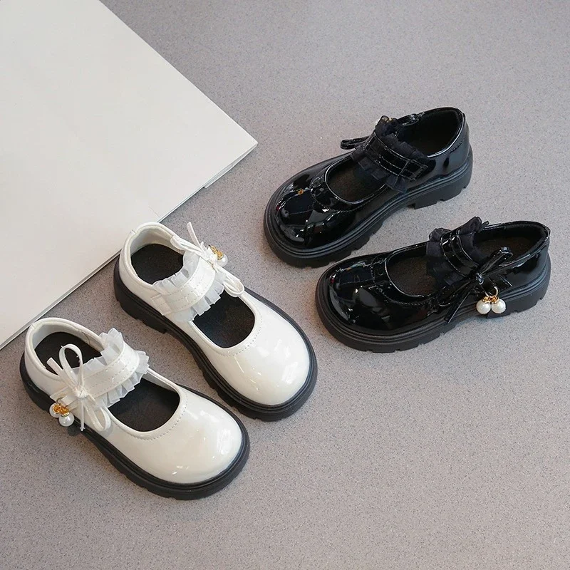 

Fashion Autumn Girls Princess Shoes Soft PU Leather Glossy Ruffles with Pearls Pendant Kids Black Mary Janes for Wedding Party