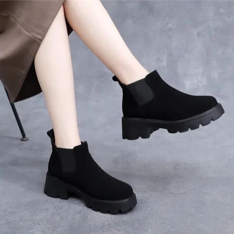 

2025 Женские ботинки из нубука весна-зима 5,5 см в стиле панк на каблуке без шнуровки с круглым носком на мягкой подошве Большой размер 42 Botas для женщин в стиле ретро