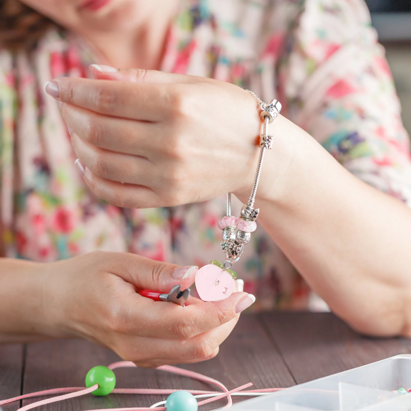 20 pçs doce cor pingente ornamento reutilizável encantos pêssegos diy colar pequena resina em massa misturada tamanho pequeno