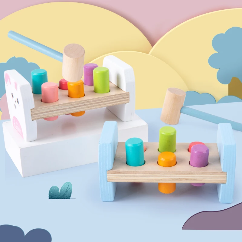 Le jouet de frappe coloré en bois comprend des chevilles colorées assorties et un marteau en bois Les enfants ont un marteau explosif