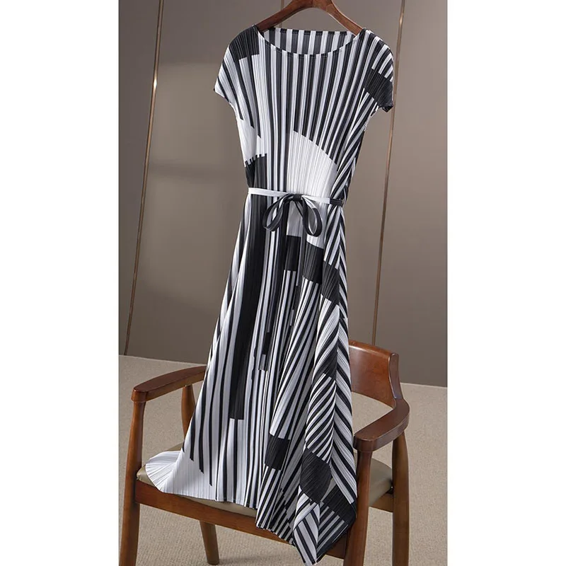 

European Women Leisure Round Neck Maxi Dress 2025 Lady Fashion Short Sleeved Long Dresses Summer Female Pleated A-line Vestidos