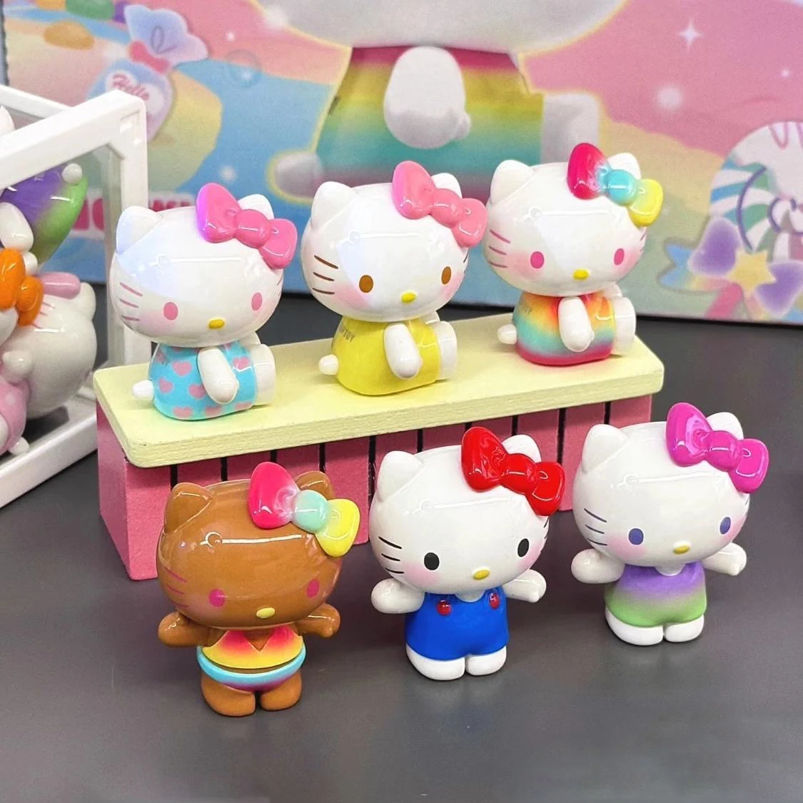 새로운 톱토이 헬로키티 여름 레인보우 캔디 시리즈 블라인드 박스 미니 빈즈 귀여운 파티클 서프라이즈 백 데코 애니메이션 피규어 장식품