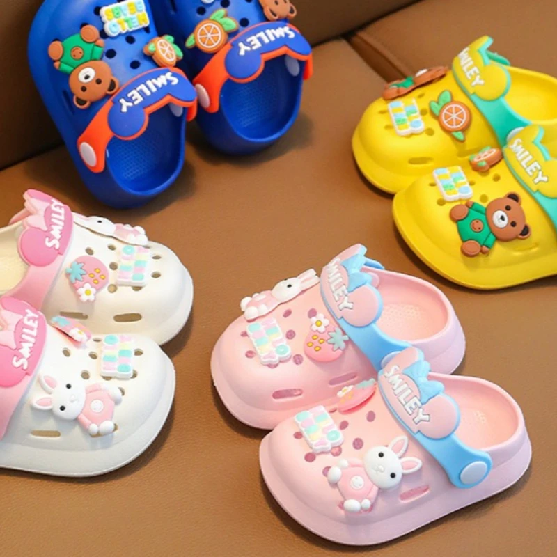 

Летние детские шлепанцы 2026: Новые простые пляжные тапочки с защитой от ударов для девочек и мальчиков, мягкие, нескользящие, с мультяшным рисунком, повседневные