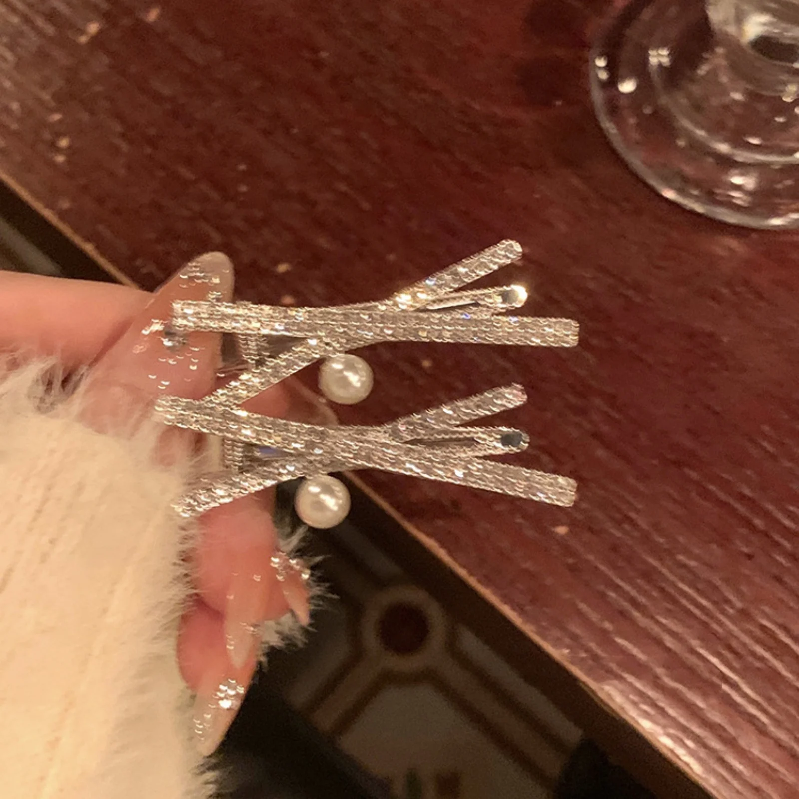 

1 шт., осенне-зимняя заколка для волос с жемчугом в стиле принцессы для женщин, боковой зажим, зажим в виде утконоса, заколка для челки на лбу, элегантный доступ к волосам