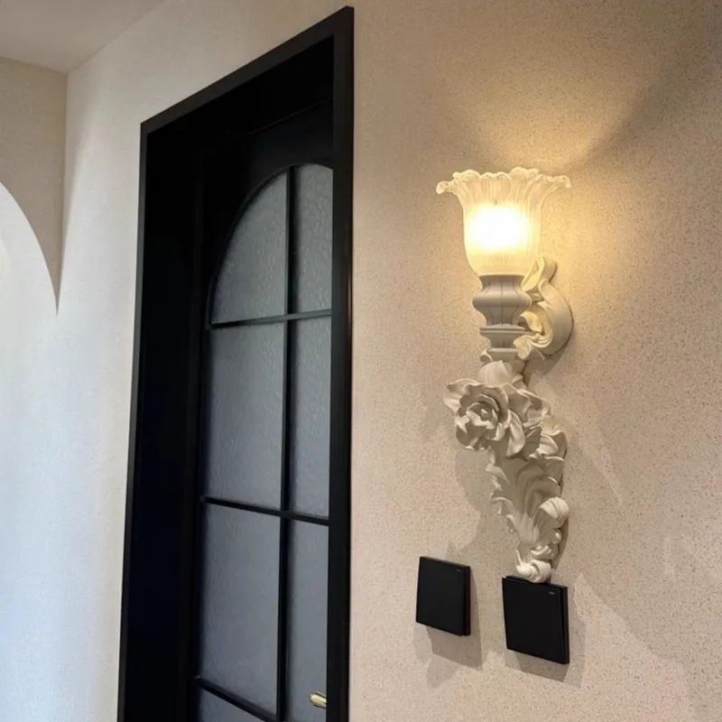 Lampu dinding Prancis, lampu dinding bunga angin krim mewah asli dengan ukiran seni untuk latar belakang koridor pintu masuk ruang tamu