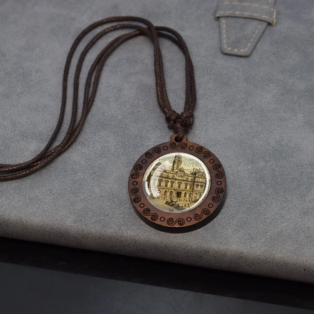 1PC Building Theme Paris Maps Exquisite Pattern Necklace Glass Cabochon Pendant Vintage Wooden Necklace Jewelry Fashion Gift