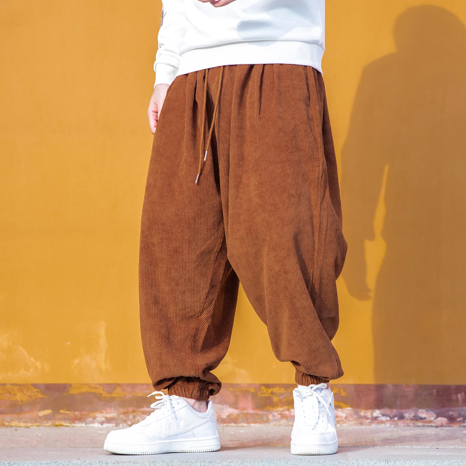 快適なピュアカラー縦ストライプコーデュロイカジュアルパンツルーズフィット若者トレンド秋シーズンカップルスタイル9点ジーンズ