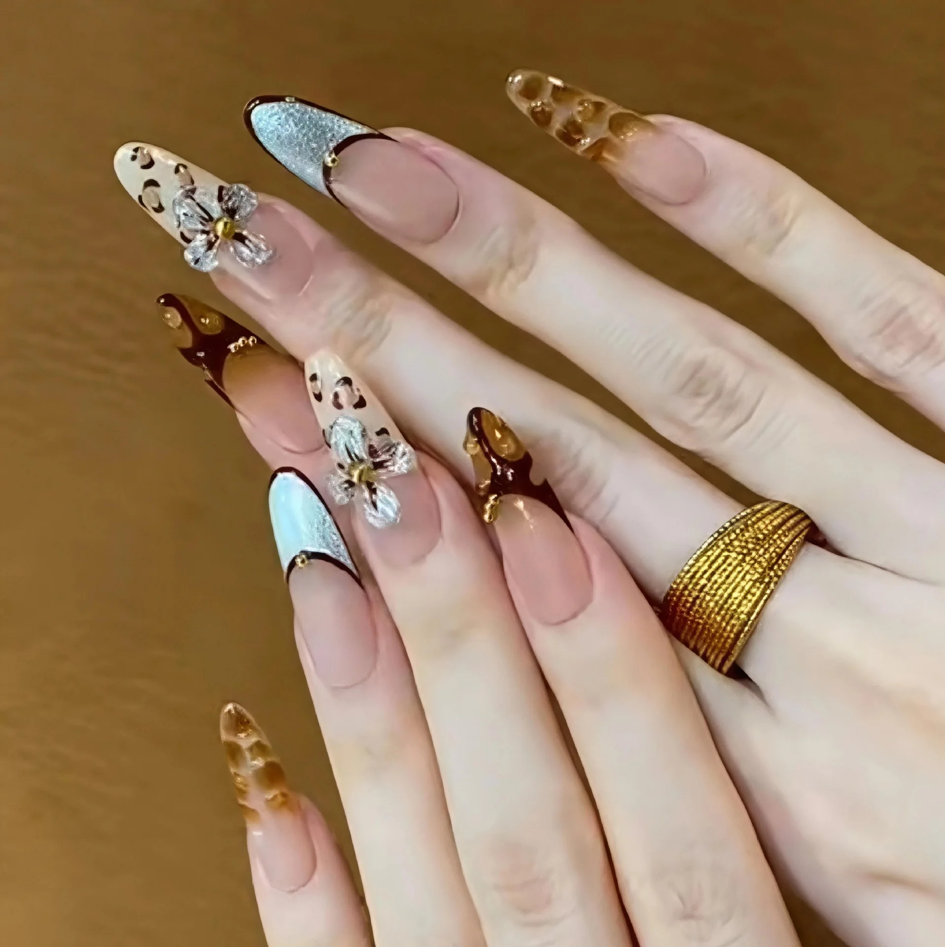 

10 шт., накладные ногти ручной работы, 3D бабочка, французский градиент, коричневые и золотые накладные ногти для женщин и девочек, съемные носимые ногти