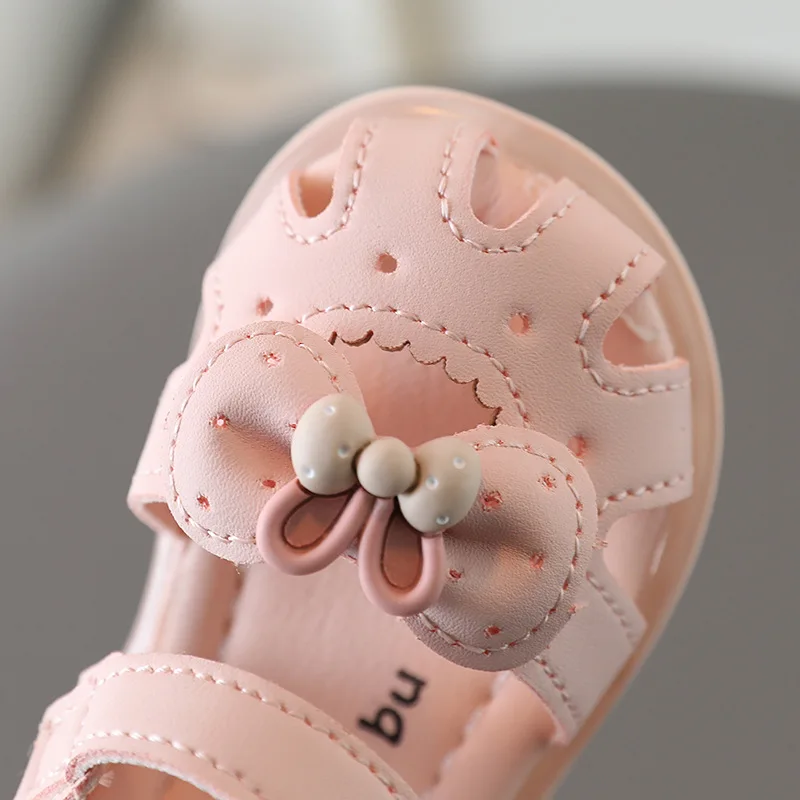 Nuovi sandali estivi per bambini Baotou, scarpe con lanterna a fiori piccoli, scarpe da principessa Casual, scarpe da ragazza colorate illuminate