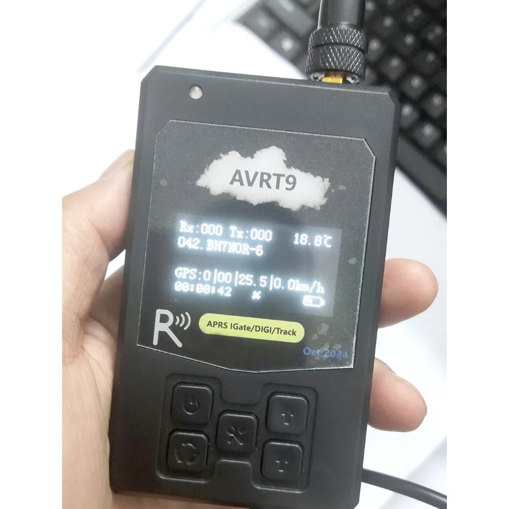 أفضل وحدة APRS متنقلة للاستخدام العملي: استعراض شامل لـ AVRT9 VHF مع شاشة OLED المدمجة