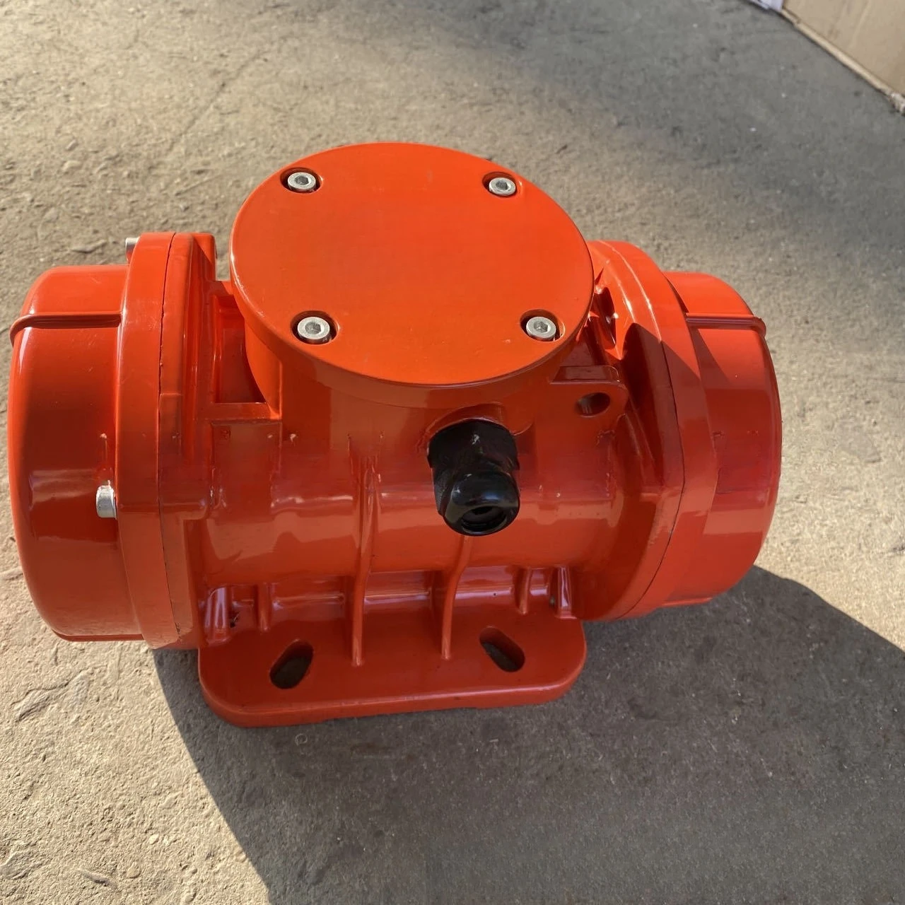 Attached plate   Concrete vibrator Cement