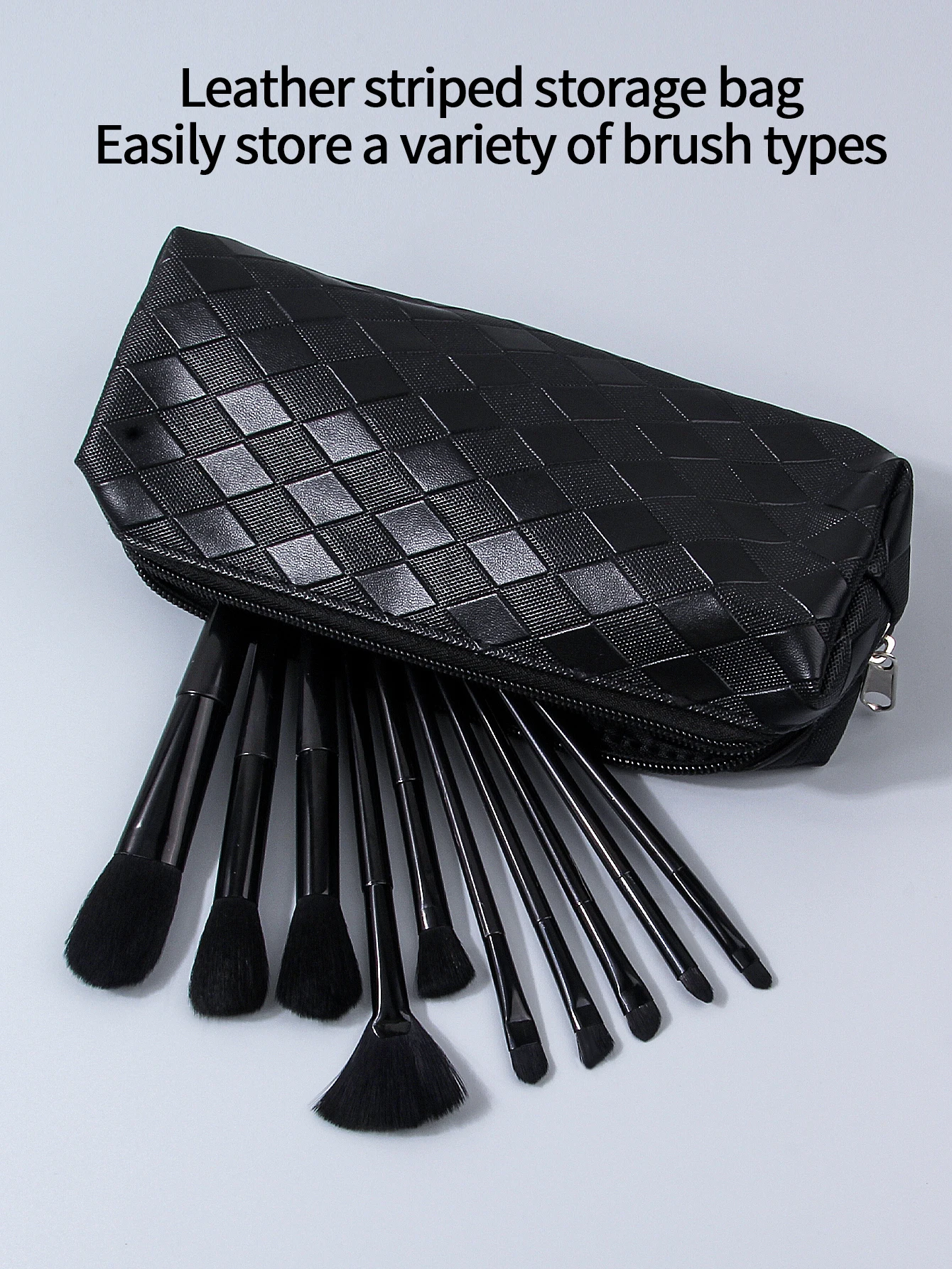 Le ensemble de pinceaux de maquillage professionnels de 11 pièces comprend 10 pinceaux de maquillage noirs et 1 sac de rangement portable pour pinceaux de maquillage