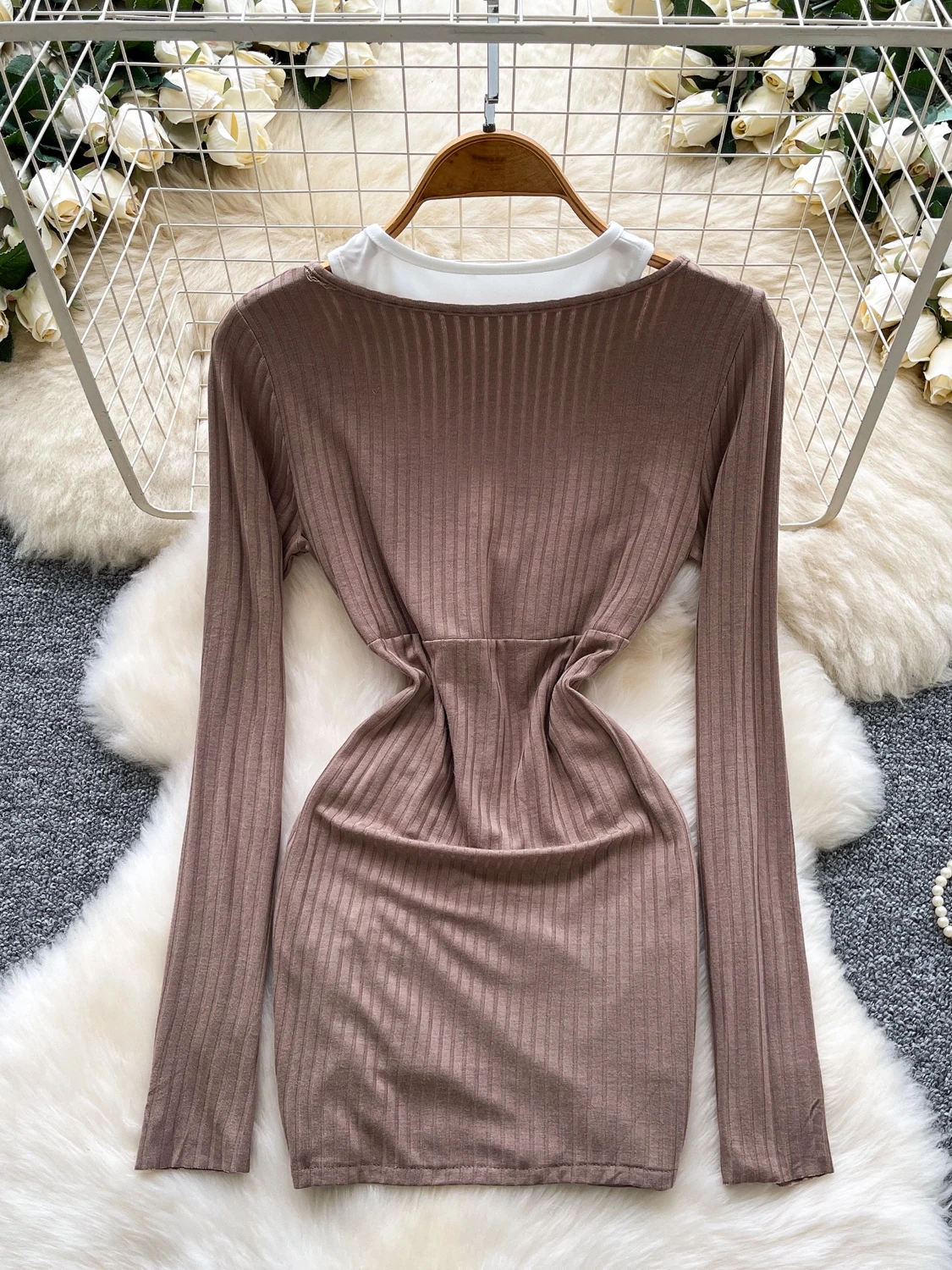 فستان نسائي قصير بني داكن Bodycon عتيق برباط ورقبة دائرية وأكمام طويلة فستان حفلات مرقع Y2k قطعة واحدة فساتين خريف 2025