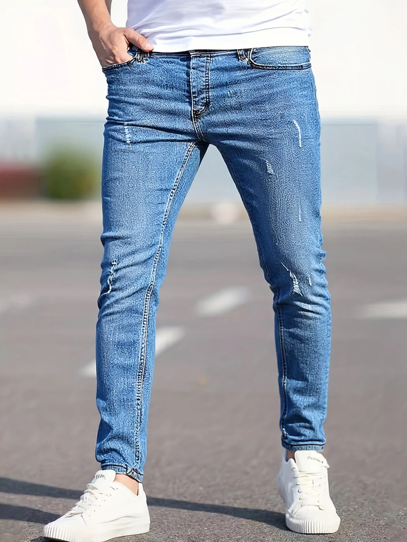 

Мужские светло-голубые потертые джинсы узкого кроя с изящным и рваным дизайном, контур тела, который нелегко создать модный ул.