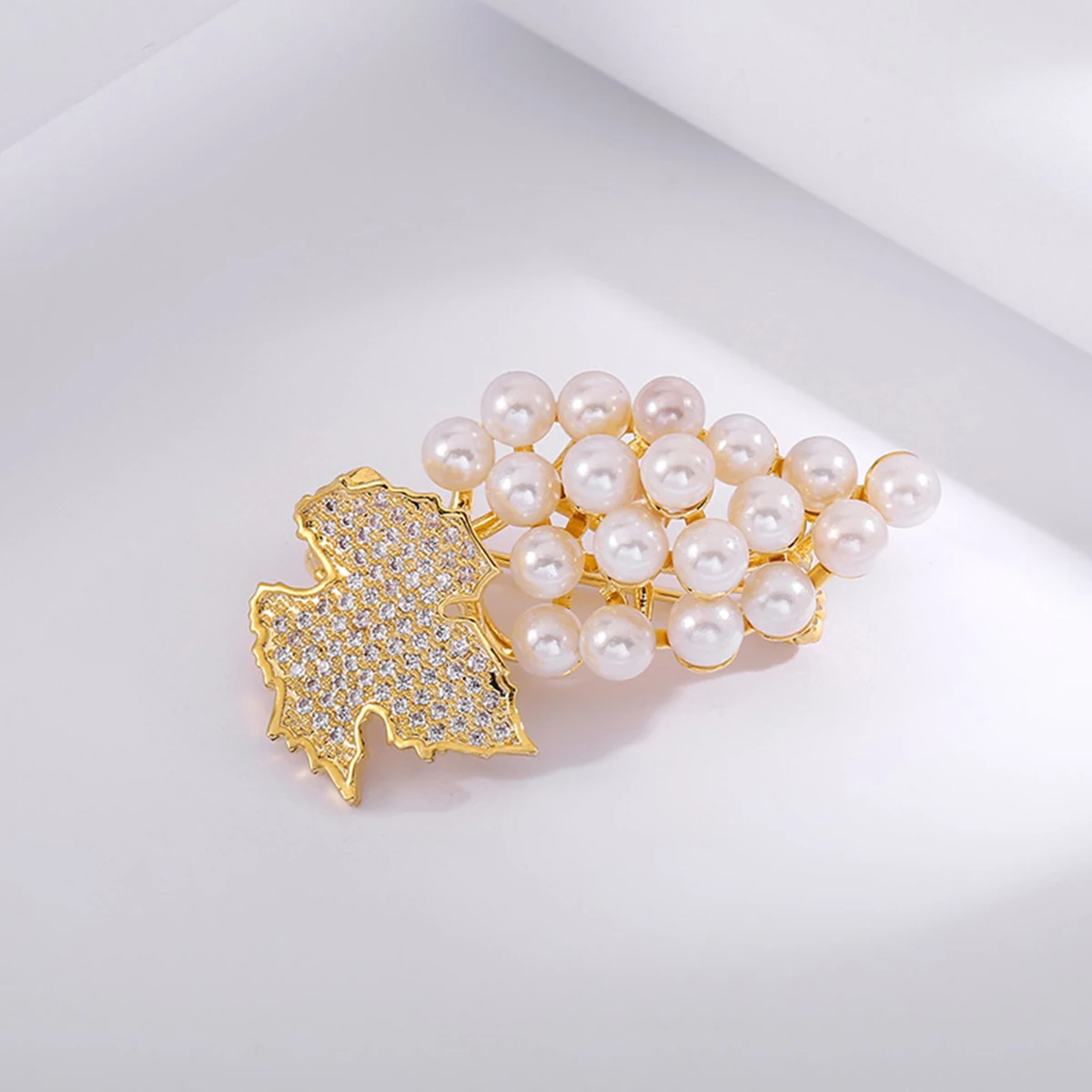 

Creative Grape Brooch Pearl Metal Shining Lightweight Pin For Scarf Clothes Bag Decorative Accessories K1218 Golden
