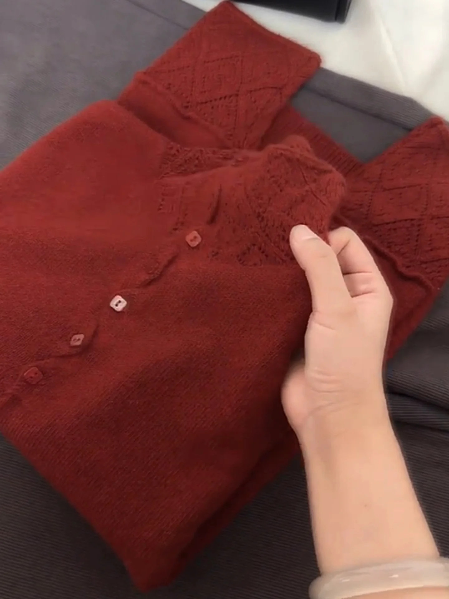 سترة محبوكة طويلة باللون الأحمر من Faion بتصميم ريترو لشتاء 2025 كاميرا نسائية علوية بزر واحد أوروبية مريحة...