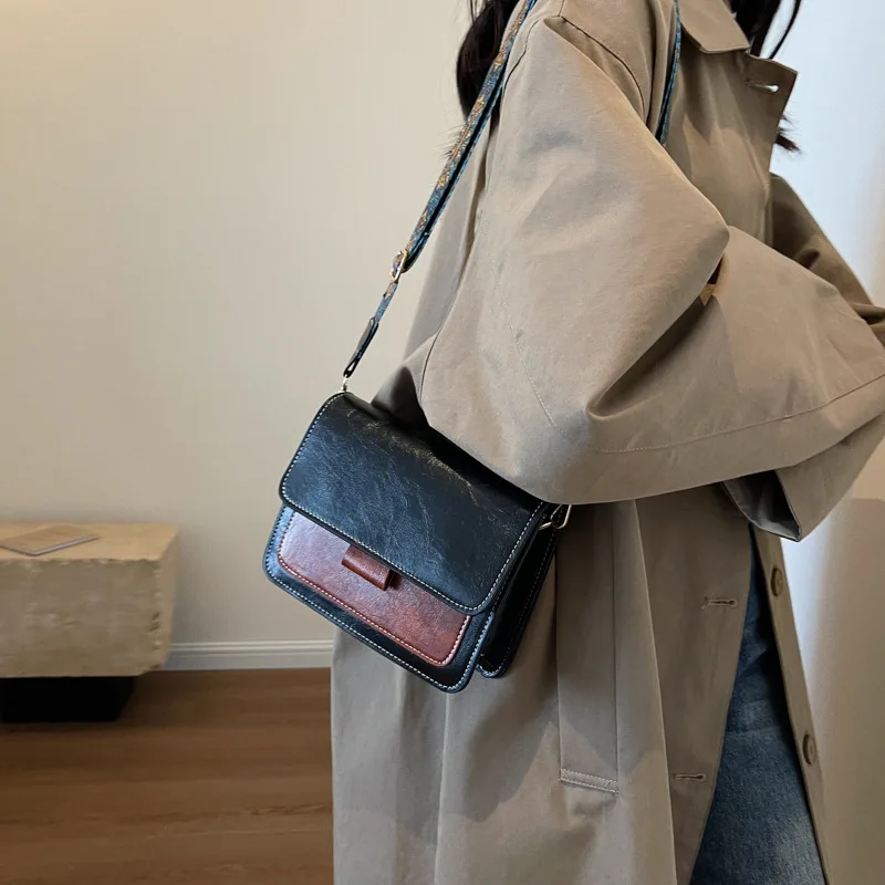 

2024 New Women's Fashionable Wide Shoulder Strap Single Shoulder Crossbody Bag, Simple And Multifunctional Small Square Bag