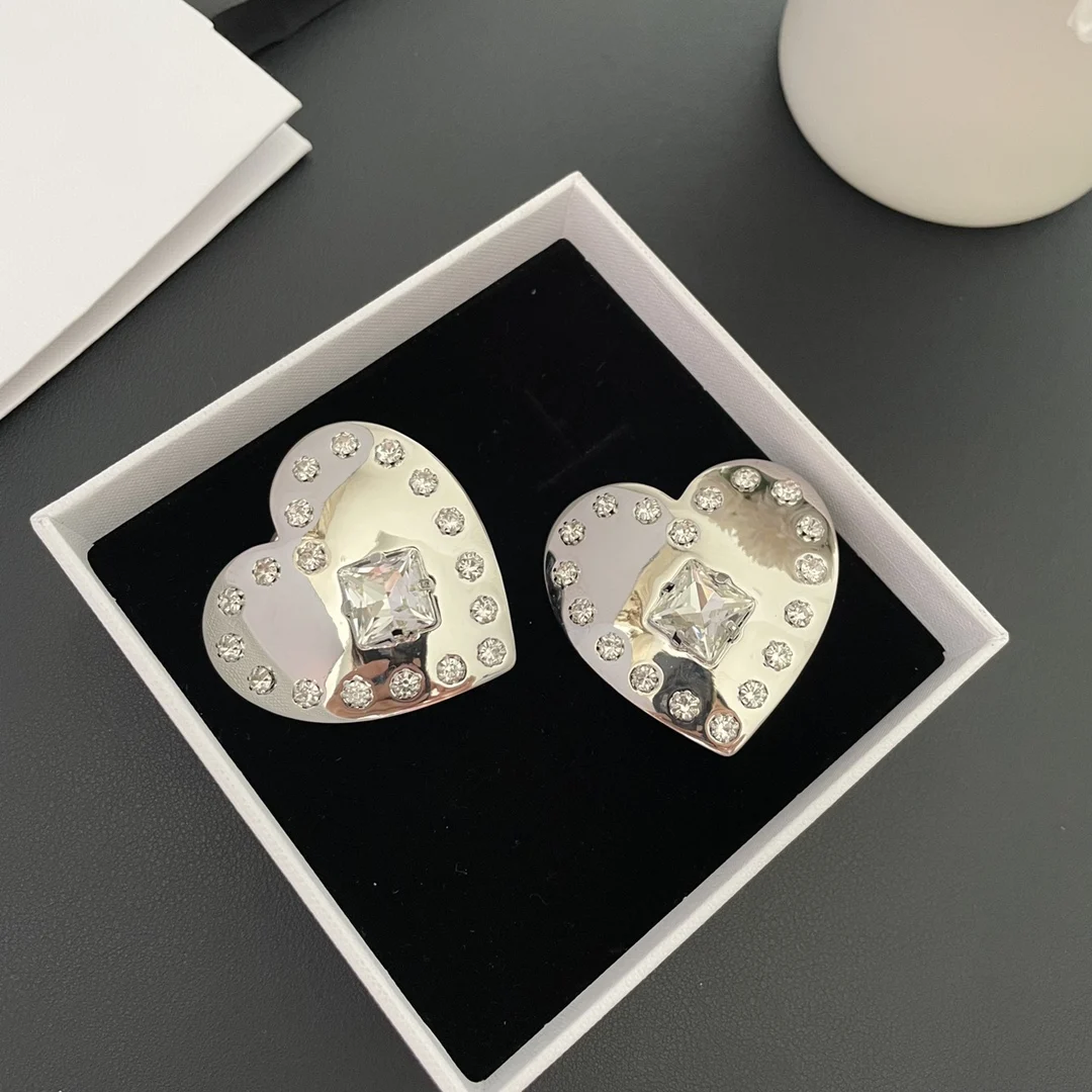 European and American style, love shaped, exaggerated personality, light luxury crystal, heavy-duty retro ear clip for women