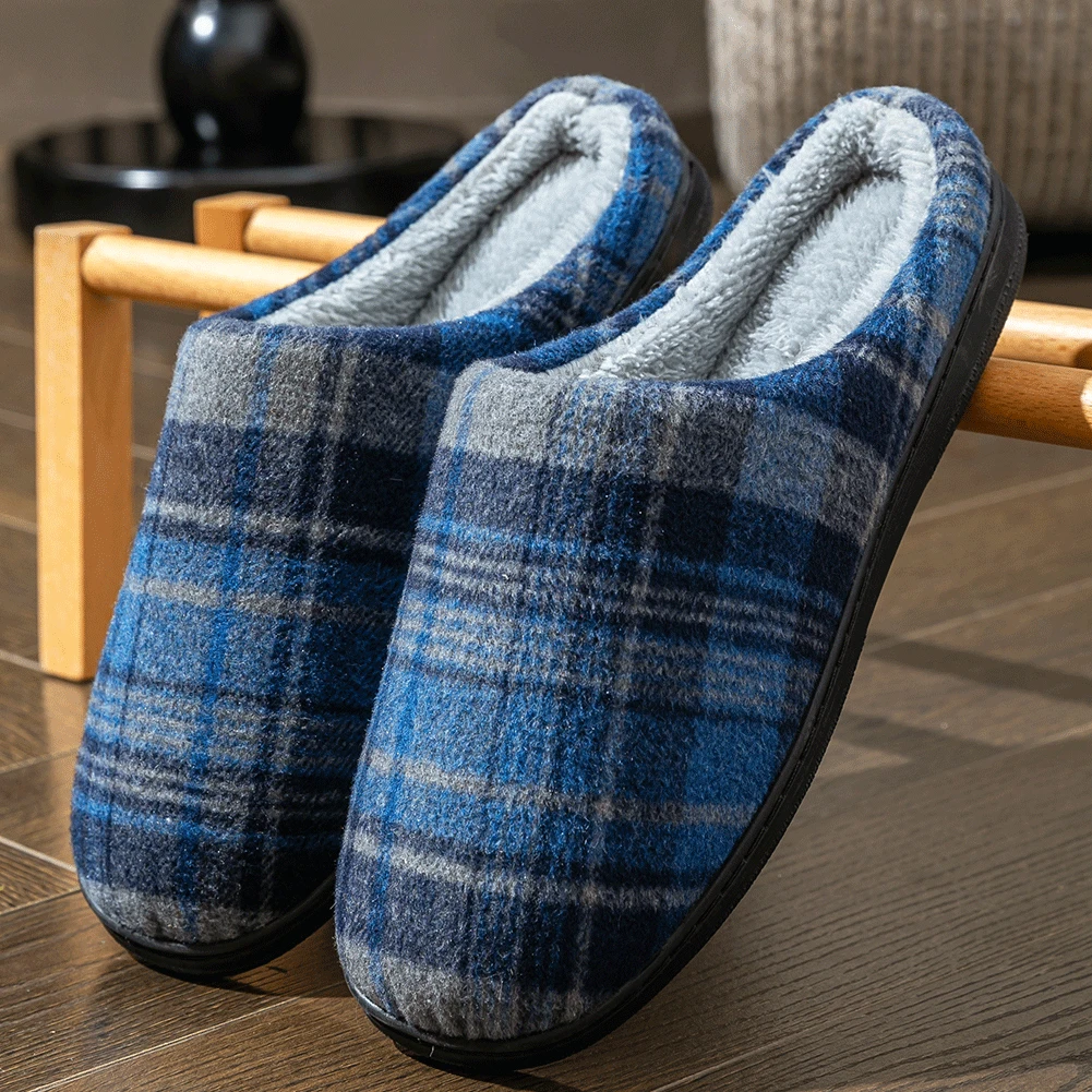 Herren-Hausschuhe aus weichem Filz mit Karomuster sind bequeme und warme Wohnzimmerschuhe sowie Winter-Innenschuhe. – Detail 4
