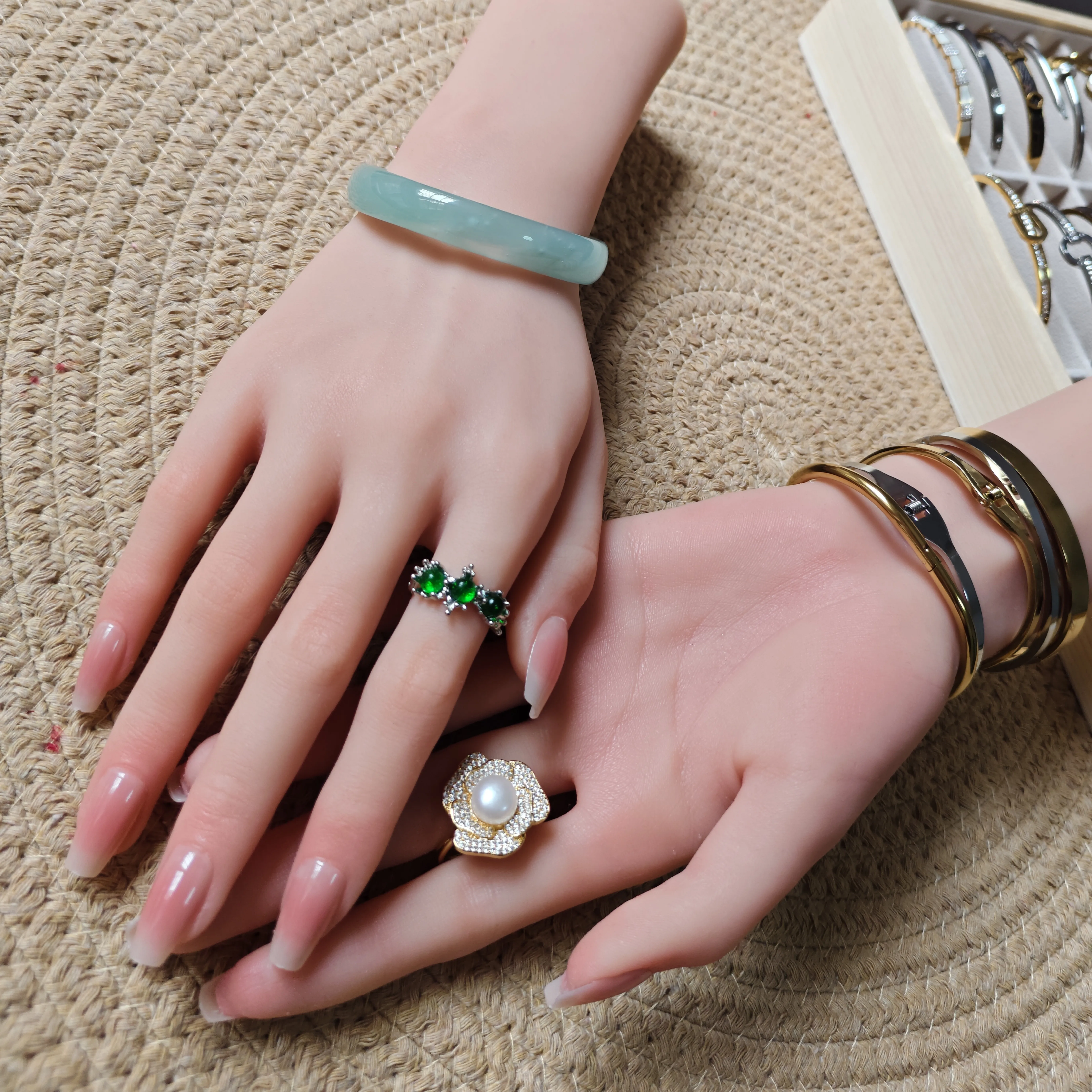 Silicone simulated hand model wears nail art practice prosthetic hand model jade bracelet jewelry shooting display props