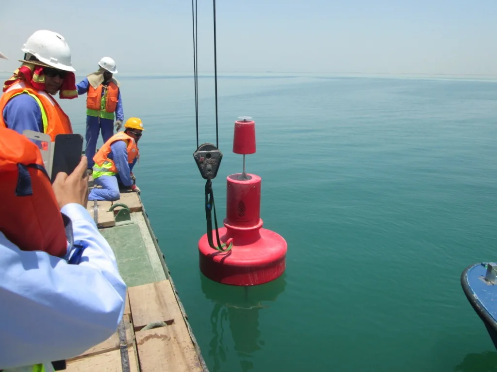 Solar-Lit Polyethylene Navigation Marker and Warning Float Buoy Marine Channel Channel with Piston Part
