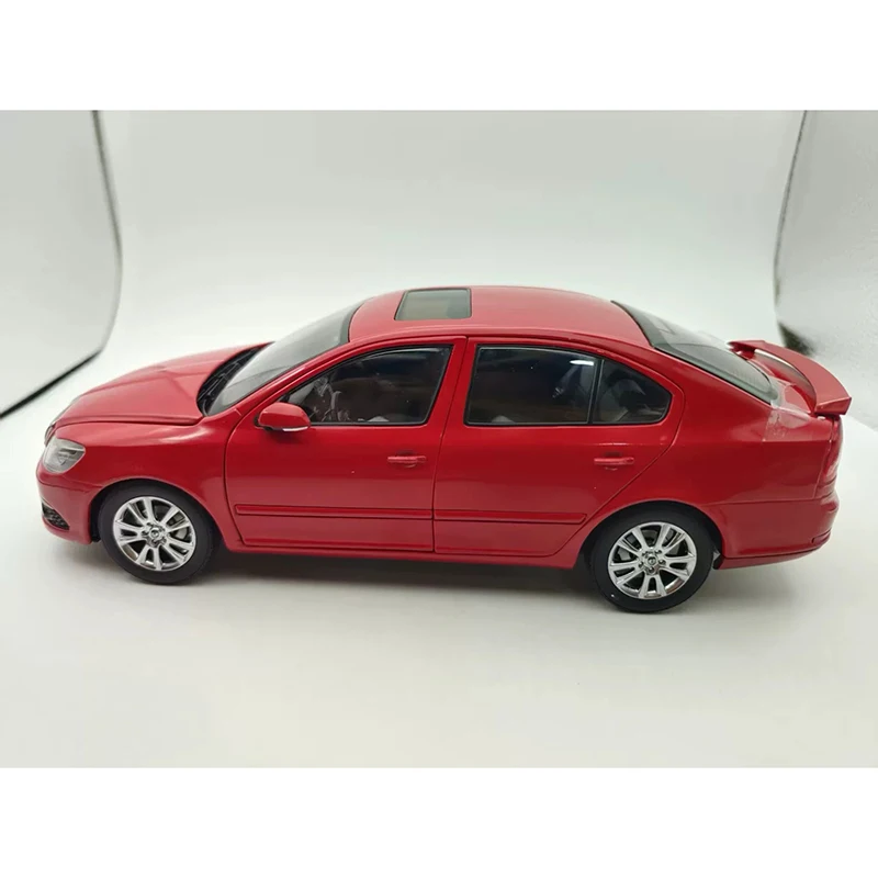 Model samochodu Octavia RS 2011, skala 1:18, odlewany, ze stopu, symulacja, statyczny, kolekcjonerski, dekoracyjny, na prezenty świąteczne, zabawka, pamiątka.