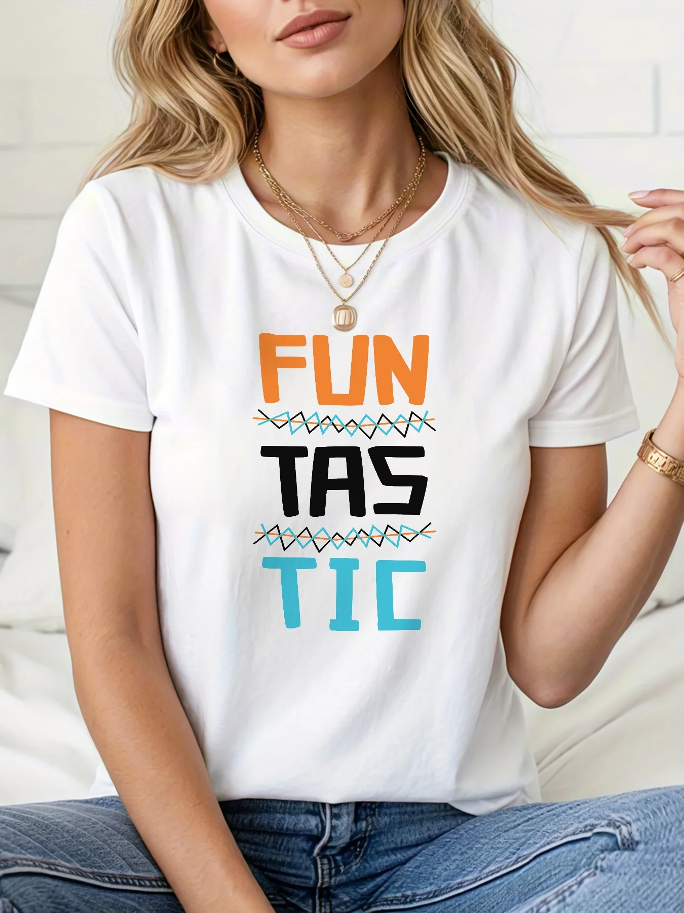 

2025 г. Простой английский принт оранжево-черно-синих топов. Повседневная женская футболка для юниоров с круглым вырезом. Весна-лето. Модная уличная футболка.