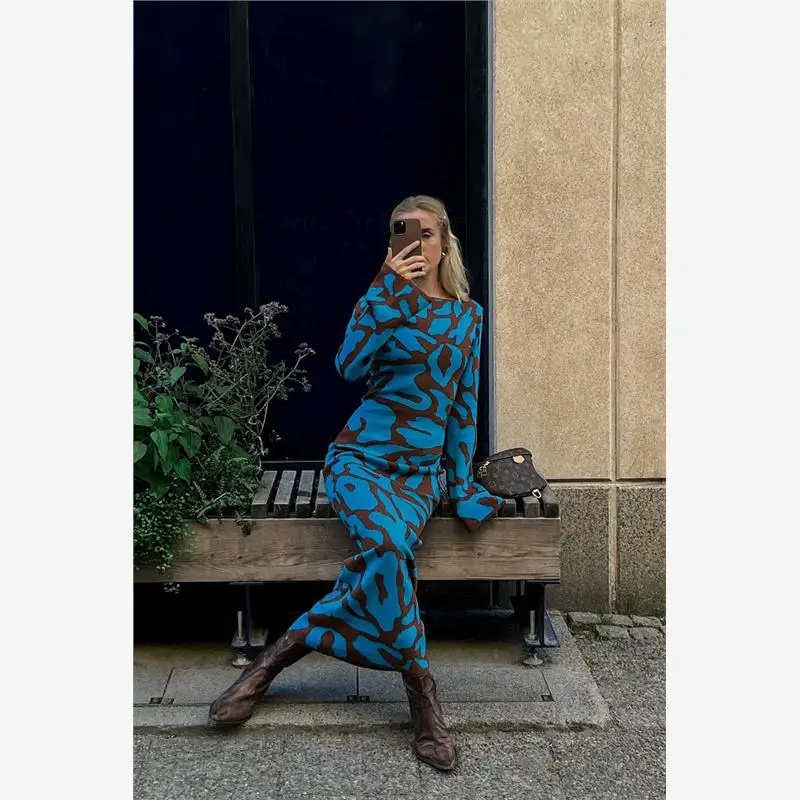 니트 롱 드레스 라운드 넥 벨 슬리브 자수 슬림핏 맥시 드레스 가을 겨울 패션 엘레 슬레 여성 드레스