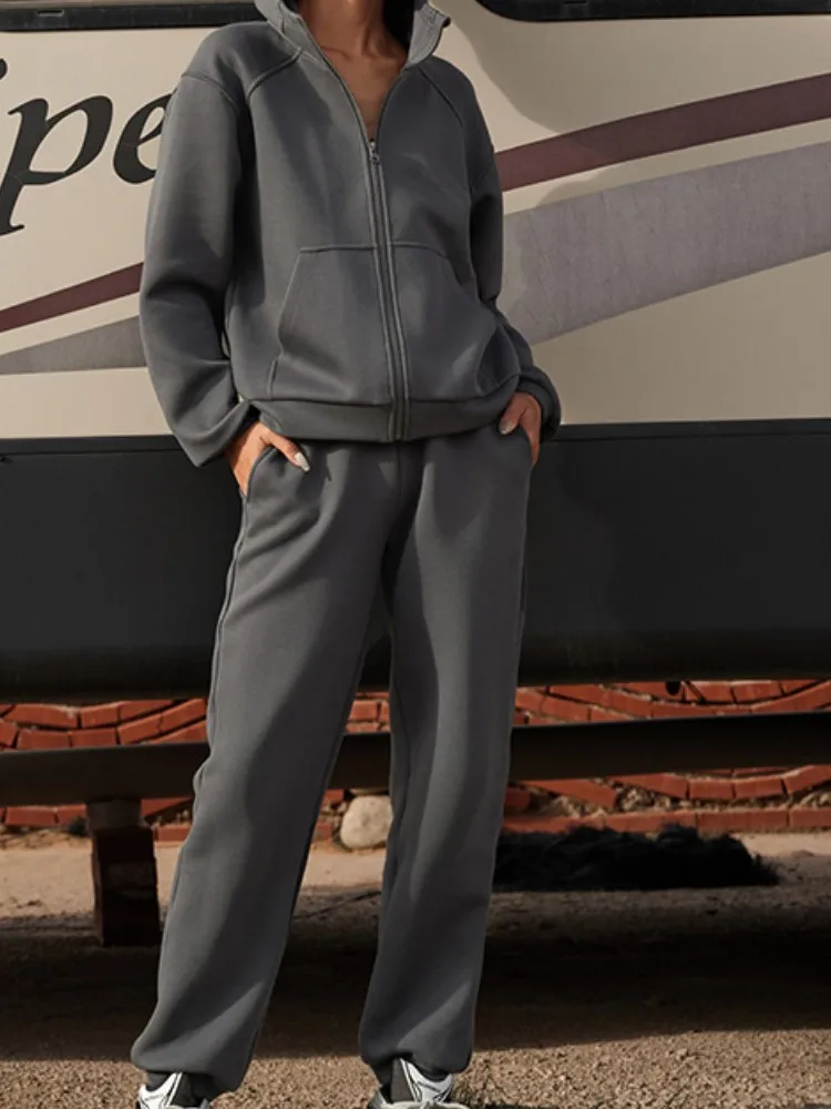 ชุดเซ็ตสองชิ้น เสื้อแขนยาวมีฮู้ดสีพื้นเรียบง่ายสำหรับฤดูใบไม้ร่วงและฤดูหนาว พร้อมกางเกงขายาวผูกเชือก สไตล์ลำลองใส่สบายสำหรับผู้หญิง