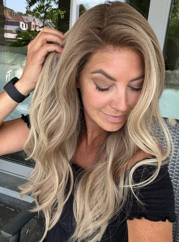 Wig Pirang Abu Bergelombang Panjang 22 Inci Wig Sintetis Lembut Wig Alami Wig Pirang Abu Wig Kualitas Tinggi Wig Bergelombang Wig Cosplay Wig Harian