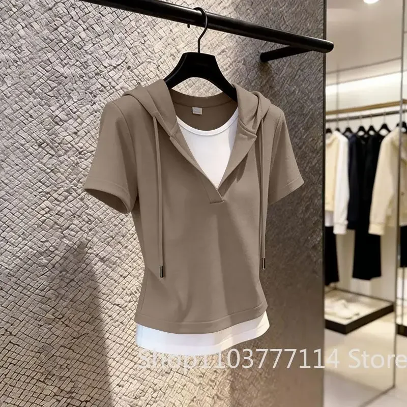 Neues Sommer V-Ausschnitt Kurzarm-Oberteil Trendiger Western-Stil Atmungsaktives Schlankmachendes Basis-T-Shirt Falsches Zweiteiler-Damenoberteil mit Kapuze – Detail 1