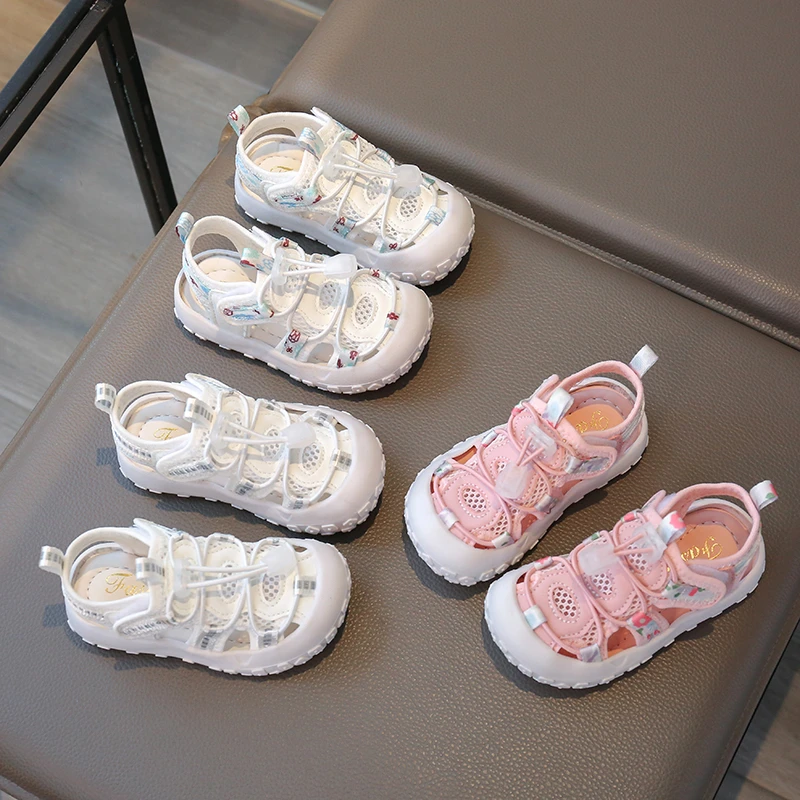

2025Новые детские спортивные сандалии, пляжная обувь на мягкой подошве с носками, детская и прогулочная обувь для малышей.