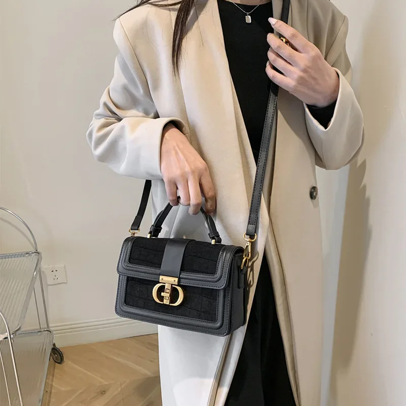 حقيبة يد نسائية كلاسيكية حقيبة كتف مربعة صغيرة حقيبة كروس تصميم عالي الجودة حقيبة عصرية بطانة من النايلون مادة البولي يوريثان