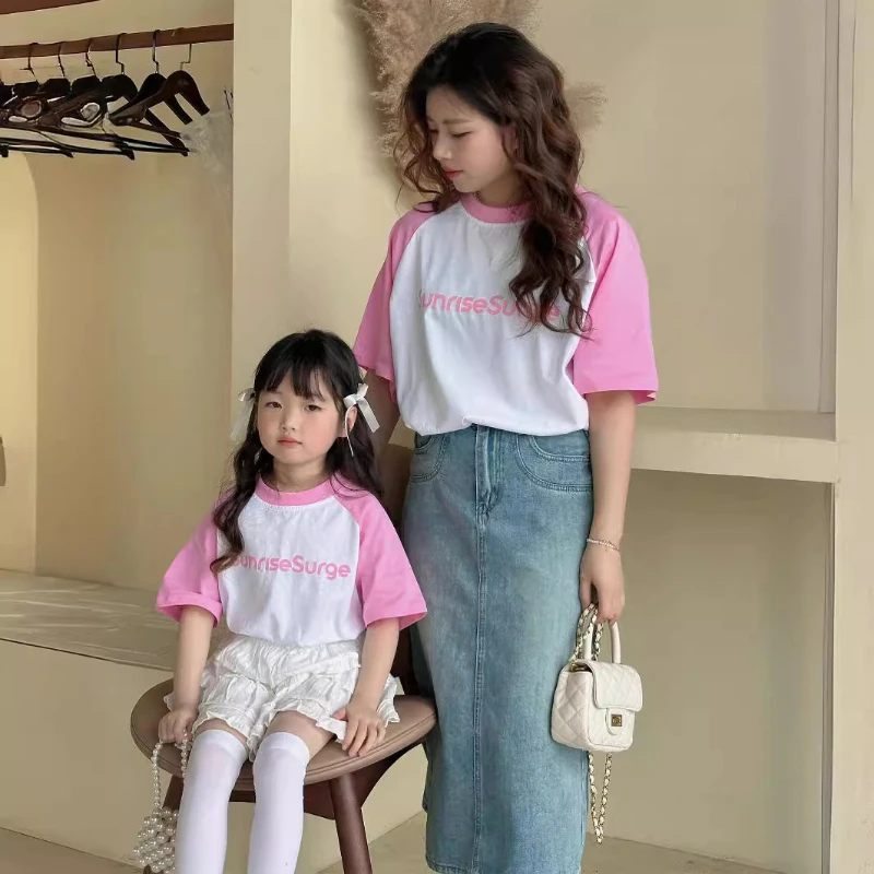 แม่พ่อและลูกสาวการจับคู่เสื้อแขนสั้น Mummy และ Me Equal เสื้อยืดครอบครัวเดียวกัน TEE เสื้อเสื้อผ้าเกาหลี 2024