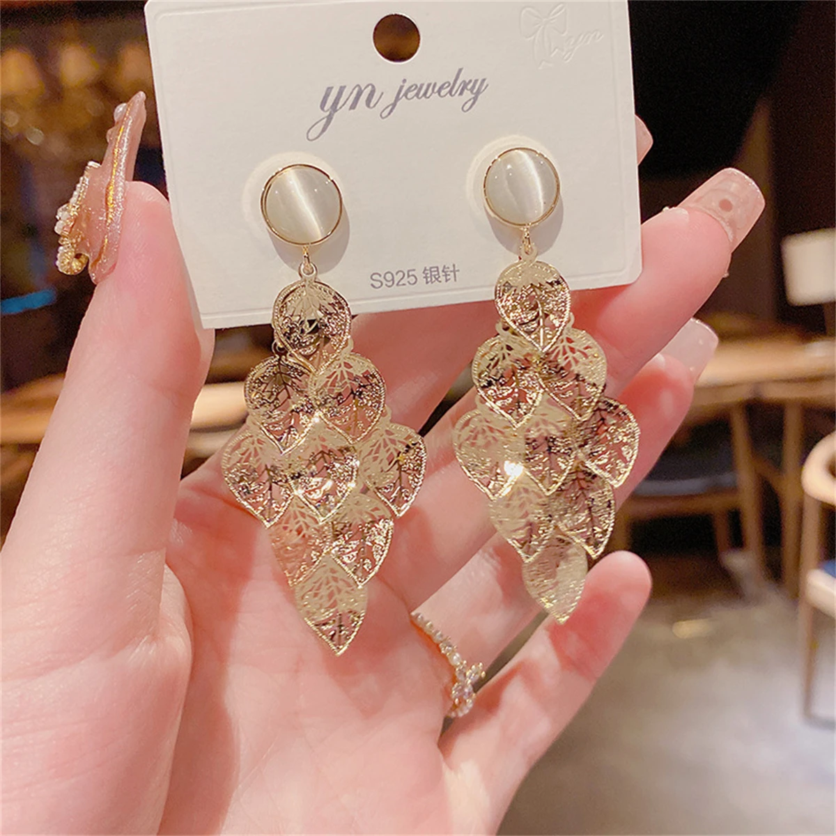 

Luxury Leaf Dangle Earrings for Women Elegant Long Drop Earrings Fashion Statement Jewelry Vintage Hollow Out Design Party Gift