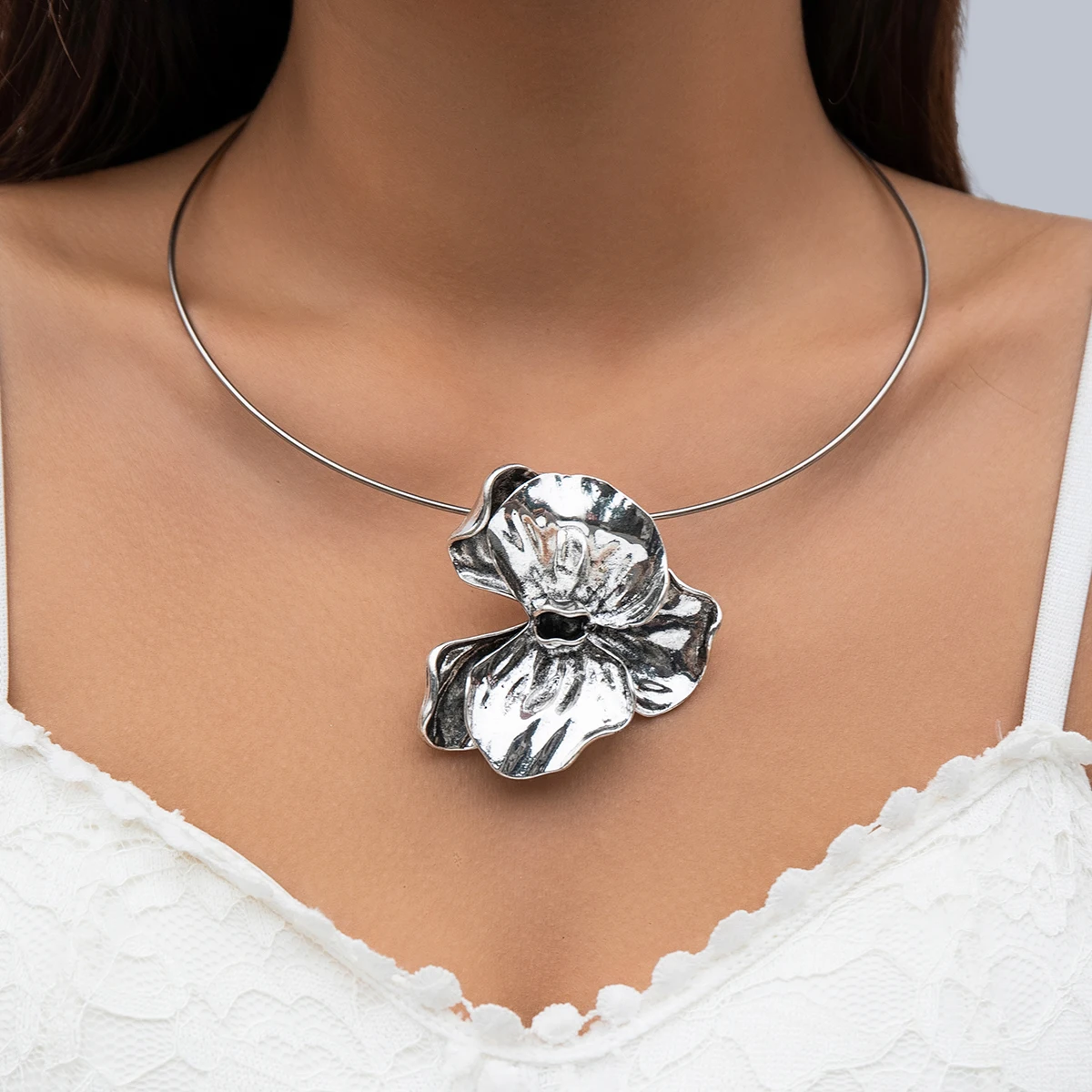 

Salircon Punk Geometric Liquid Metal Petal Clavicle Necklace Simple Metal Ring Collar Choker Women's Hip Hop Party Jewelry Gift